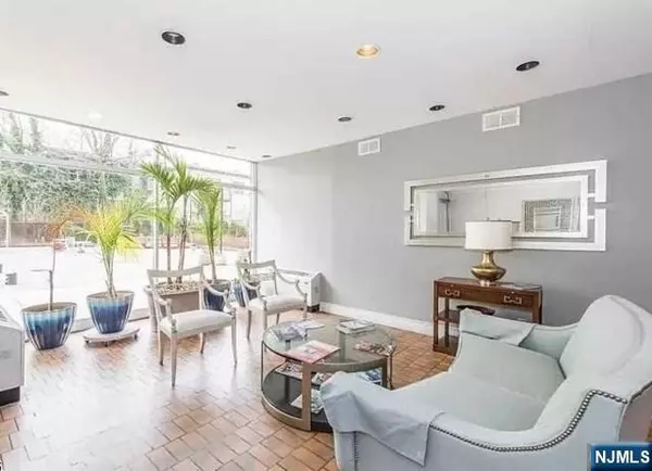 Passaic, NJ 07055,285 Aycrigg AVE #22D