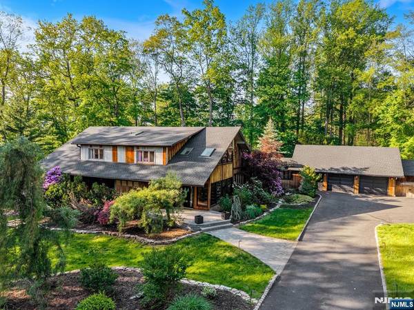 18 Lomas LN, Montvale, NJ 07645