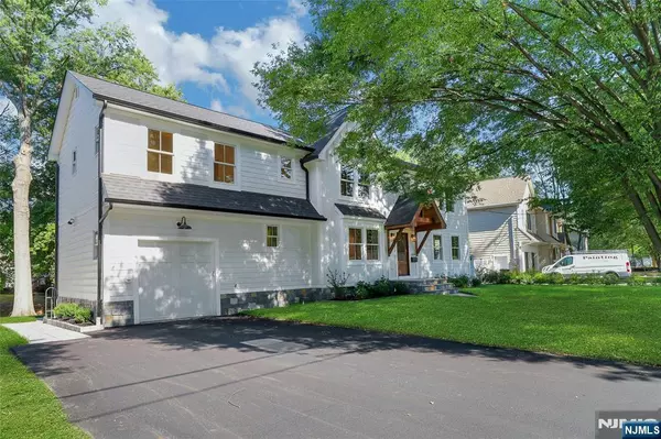 Paramus, NJ 07652,638 Falmouth AVE