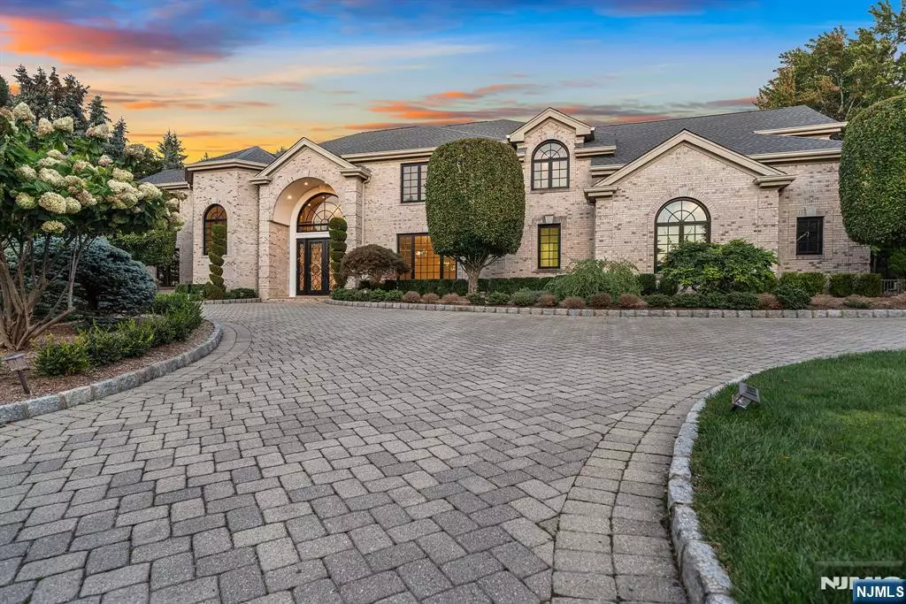 Cresskill, NJ 07626,118 Hoover DR