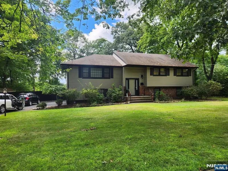 140 Schraalenburgh RD, Haworth, NJ 07641