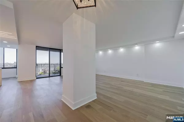 Cliffside Park, NJ 07010,200 Winston #405