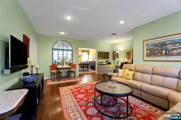 Teaneck, NJ 07666,927 Commonwealth DR #4