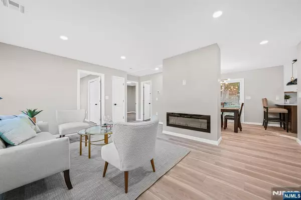 Oakland, NJ 07436,102 Hiawatha BLVD