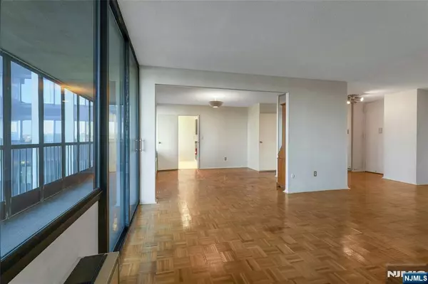 Cliffside Park, NJ 07010,200 Winston DR #421