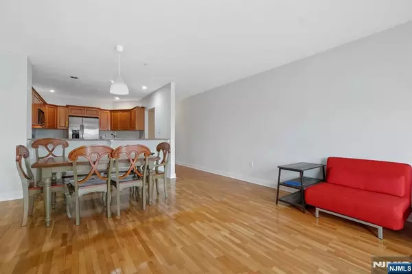 Edgewater, NJ 07020,206 The Promenade #206