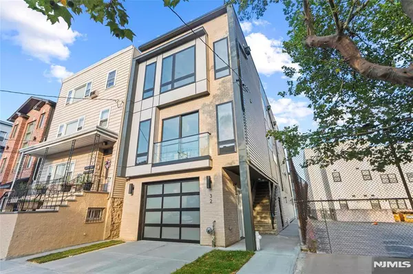 Jersey City, NJ 07307,32 Hancock AVE #2