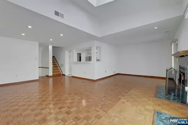 Secaucus, NJ 07094,806 Spinnaker CT