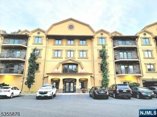 10 Lower Notch RD #8, Woodland Park, NJ 07424