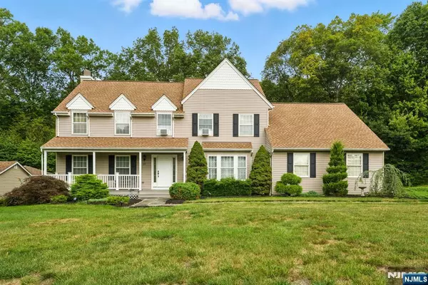 22 Winding Hollow DR, Jefferson Township, NJ 07438