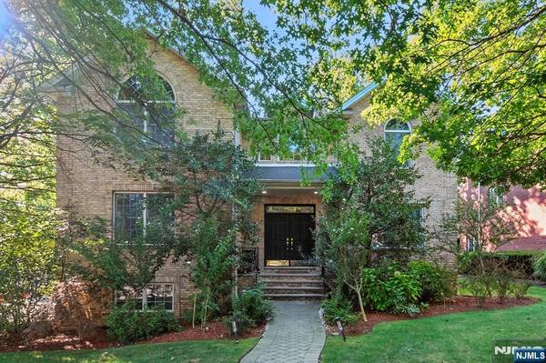 26 Sara Hill LN, Englewood Cliffs, NJ 07632