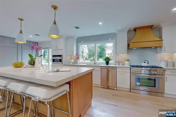 Paramus, NJ 07652,415 Bailey RD