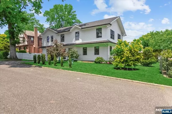 Bergenfield, NJ 07621,21 Briarcliffe RD