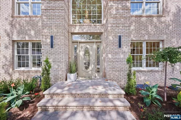 Livingston, NJ 07039,10 Elmwood CT