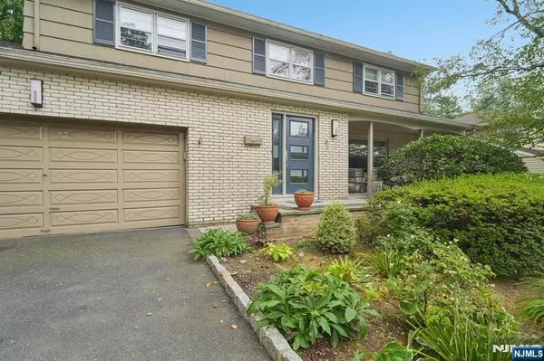 33 Macarthur DR, Clifton, NJ 07013