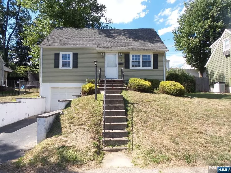 51 Hillside DR, Totowa, NJ 07512