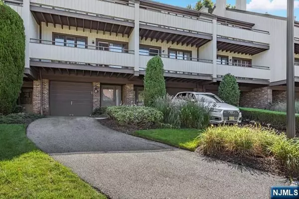 82 Meadowview CT, Leonia, NJ 07605