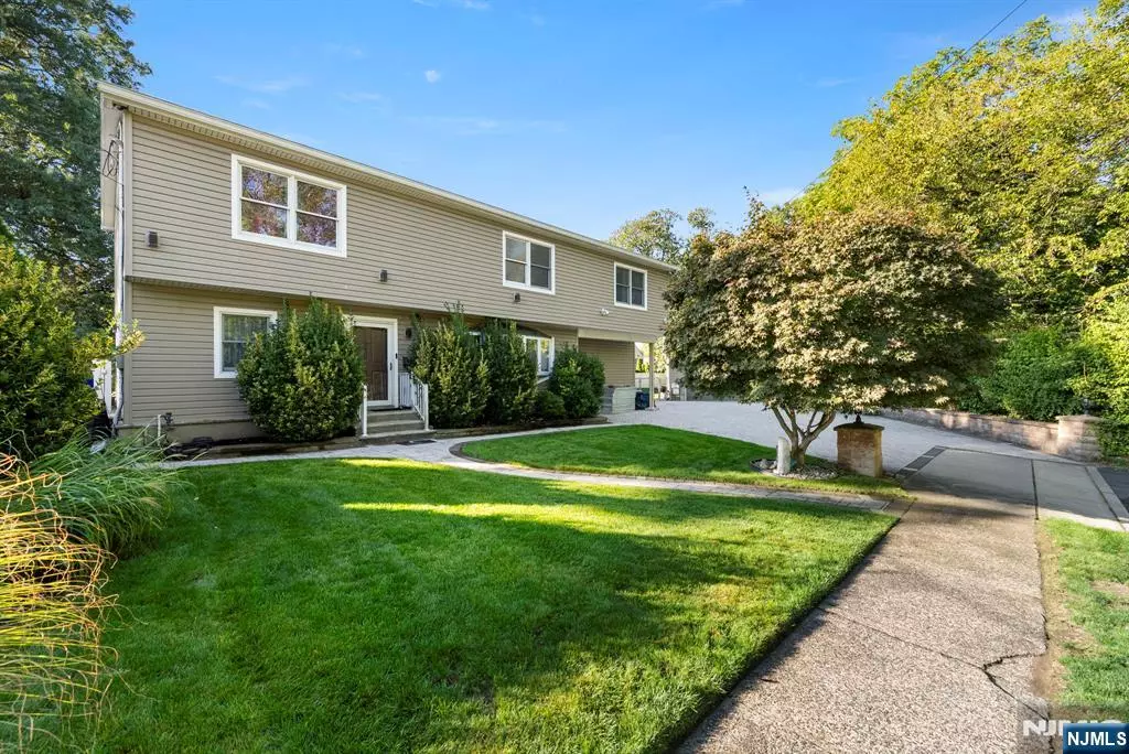 Elmwood Park, NJ 07407,240 Palsa AVE