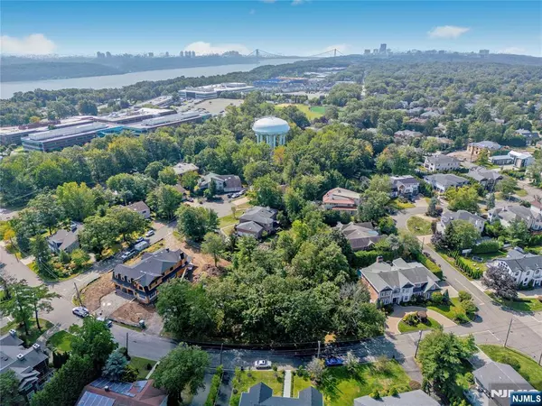 Englewood Cliffs, NJ 07632,45 Laurie DR