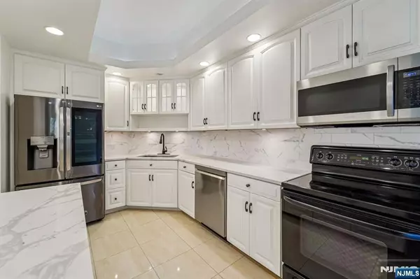 Edgewater, NJ 07020,1077 River RD #TH9