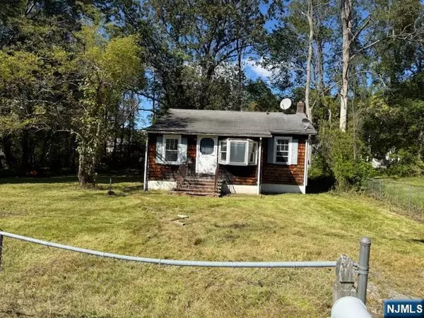 16 Madelyn AVE, West Milford, NJ 07480