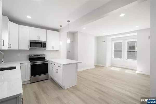 East Orange, NJ 07017,90 N Grove ST