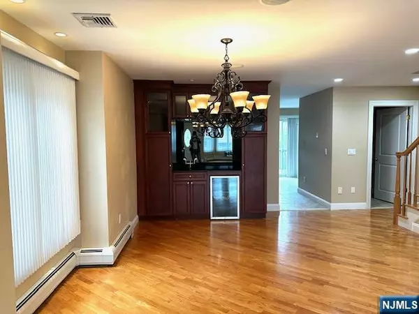 Palisades Park, NJ 07650,415A 3rd ST