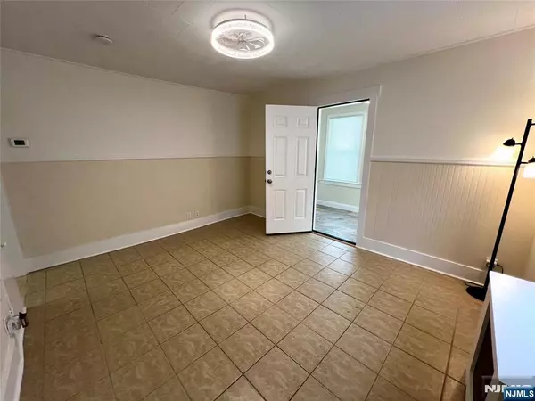 Hackensack, NJ 07601,33 Water ST #1