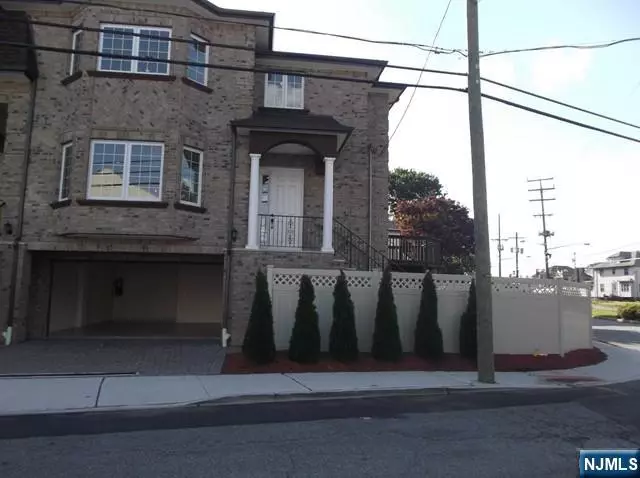 Fort Lee, NJ 07024,811 Edgewood LN #B