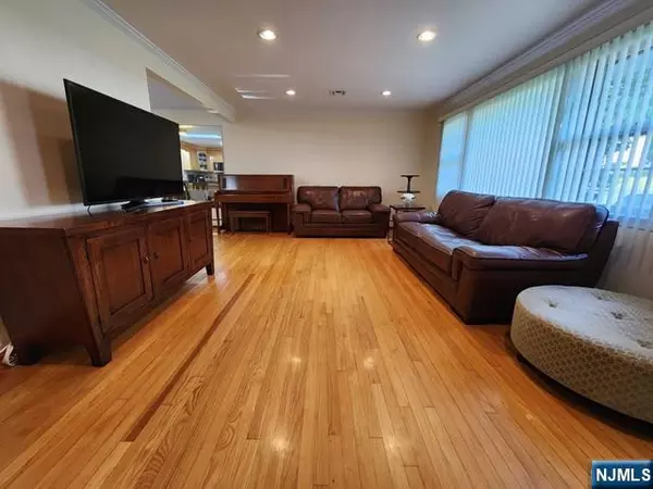 19 Ruth LN, Demarest, NJ 07627