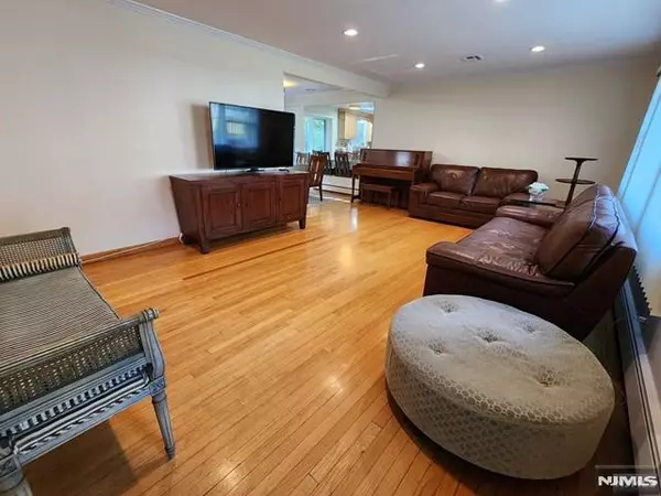 Demarest, NJ 07627,19 Ruth LN