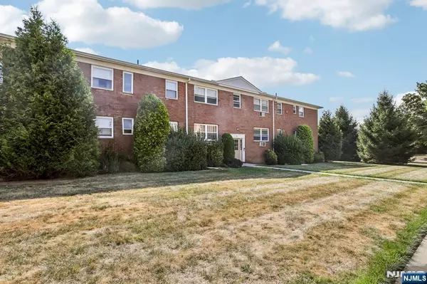 Wayne, NJ 07470,28 Knox TER #2B