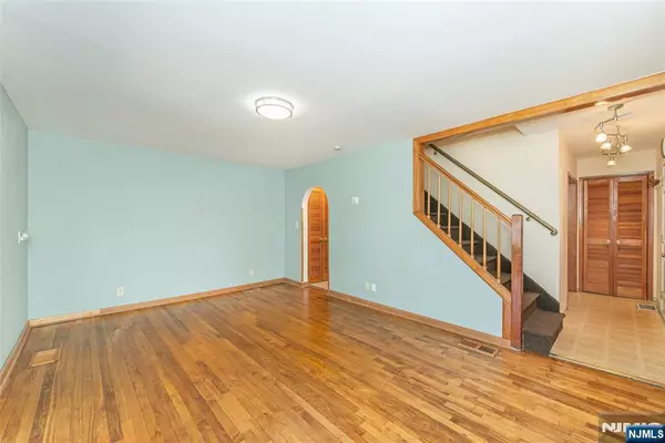 Elmwood Park, NJ 07407,25 Fournier CRES