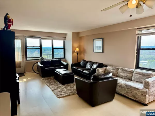 Passaic, NJ 07055,285 Aycrigg AVE #19G