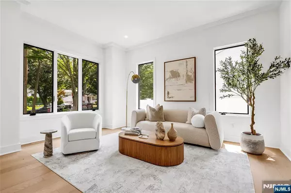 Paramus, NJ 07652,735 Bush PL