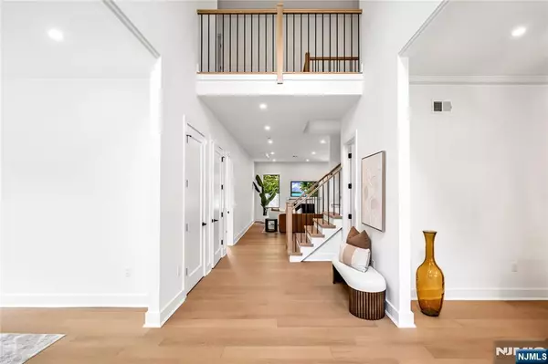 Paramus, NJ 07652,735 Bush PL