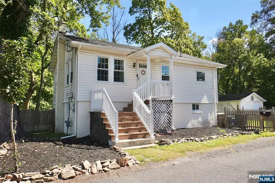 11 Spring LN, West Caldwell, NJ 07006