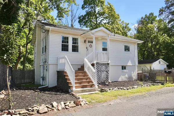 11 Spring LN, West Caldwell, NJ 07006