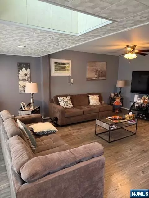 Carlstadt, NJ 07072,592 Central AVE