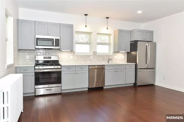 Waldwick, NJ 07463,7 Clinton PL #1