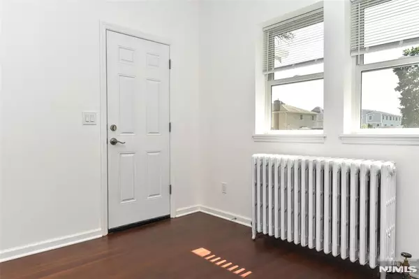 Waldwick, NJ 07463,7 Clinton PL #1