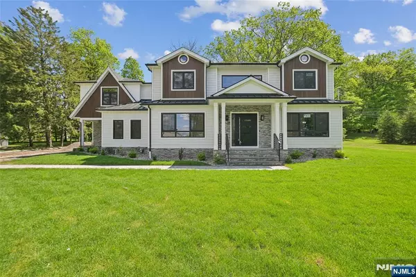 5 Foxcroft DR, Livingston, NJ 07039