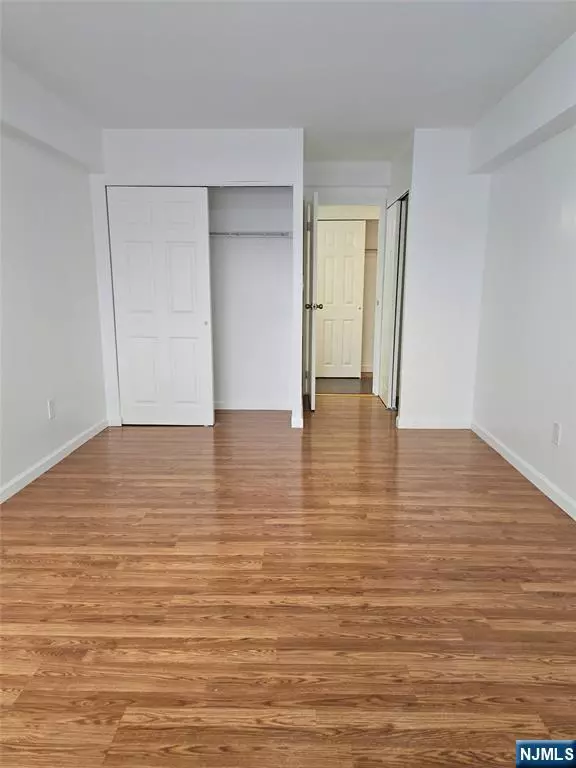 Palisades Park, NJ 07650,333 Grand AVE #2I