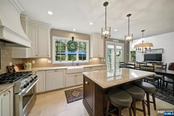 Denville Township, NJ 07834,6 Knoll Top CT