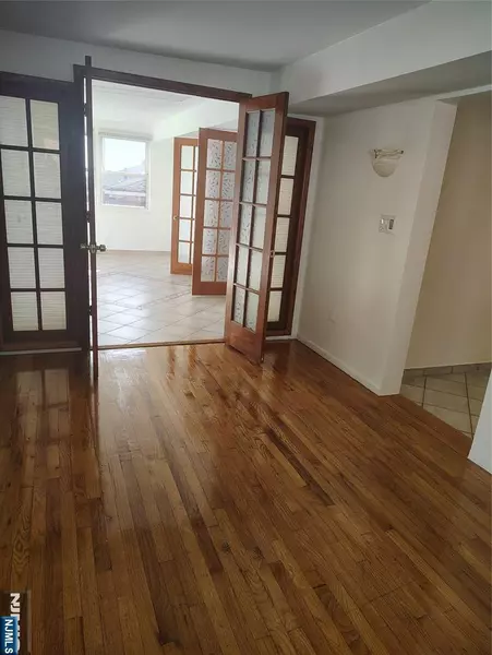 222 11th ST #2, Palisades Park, NJ 07650