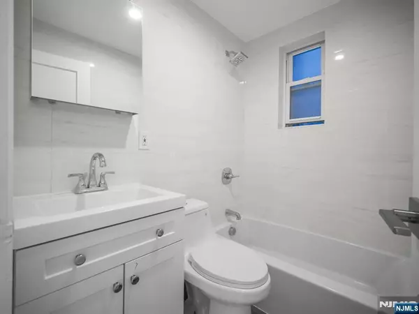 Fort Lee, NJ 07024,1614 Valley ST #2C