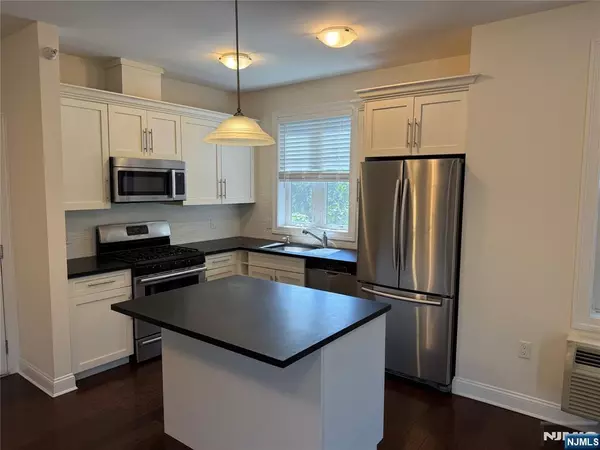 Fort Lee, NJ 07024,2127 Linwood AVE #301