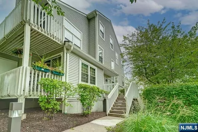 Englewood, NJ 07631,7 Fox Run DR