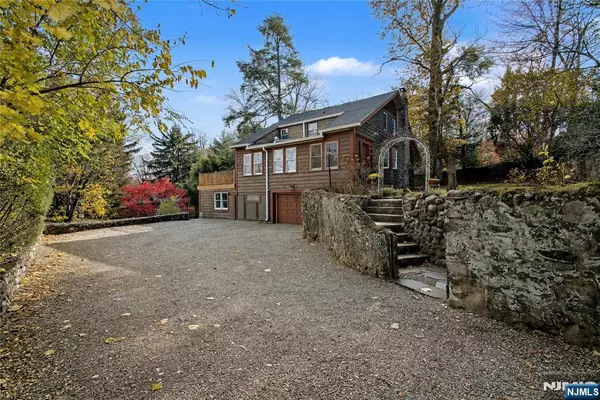 9 Winding WAY, Woodcliff Lake, NJ 07677