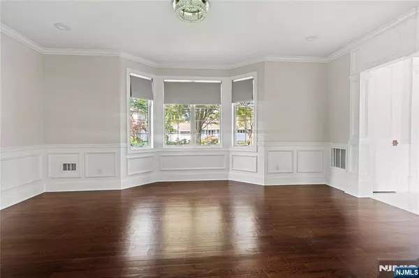 Paramus, NJ 07652,250 Hoppers LN